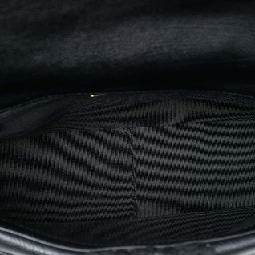 Chanel Medium Crochet Calfskin 19 Flap Black Leather Very good condition - Model View