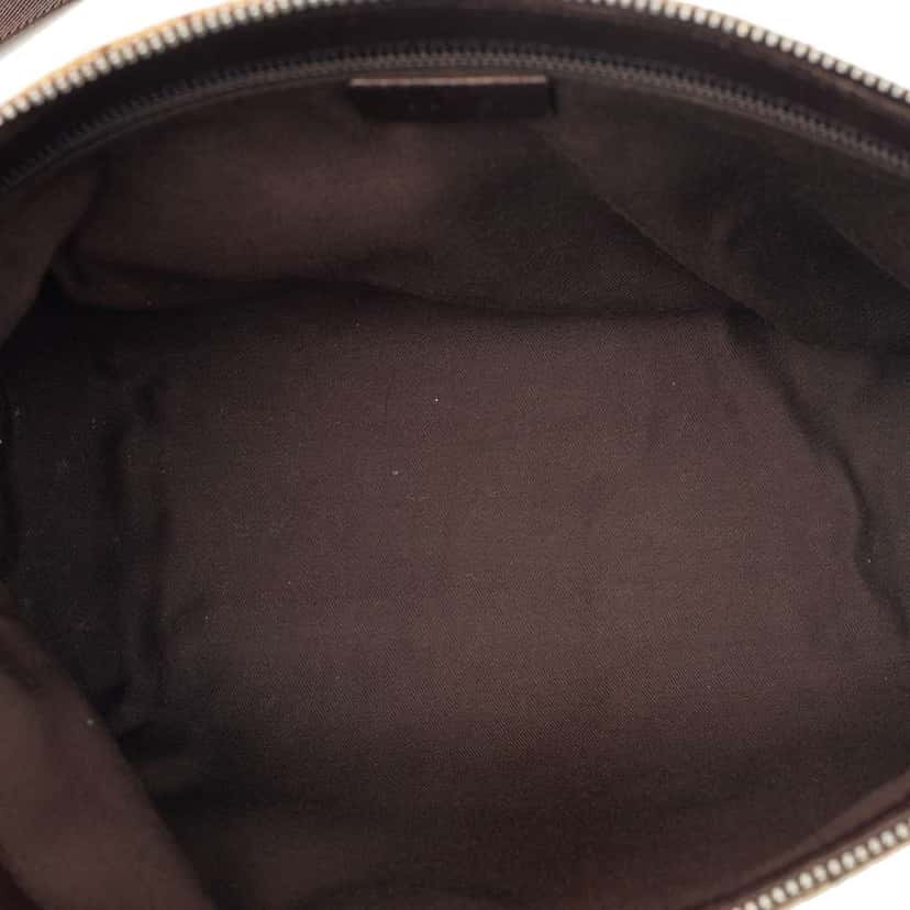 Gucci GG Canvas Crossbody Beige Canvas Very good condition - Model View