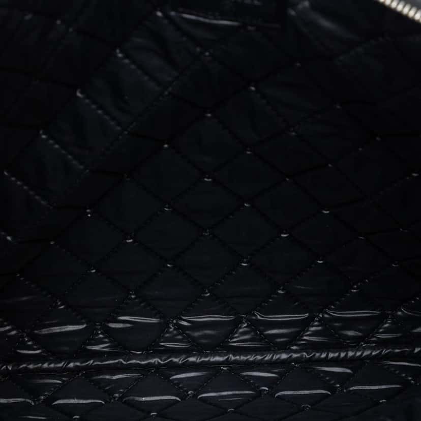 Chanel Large Quilted Patent O Case Clutch Black Leather Very good condition - Model View