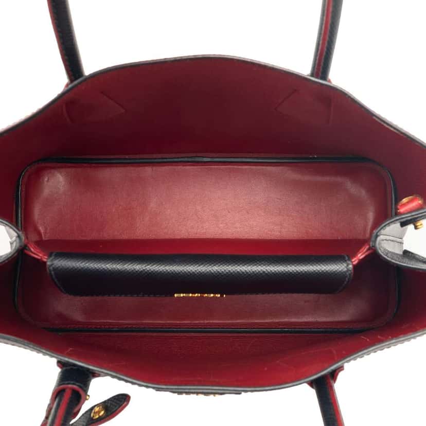 Prada Small Saffiano Cuir Double Satchel Black Leather Very good condition - Model View