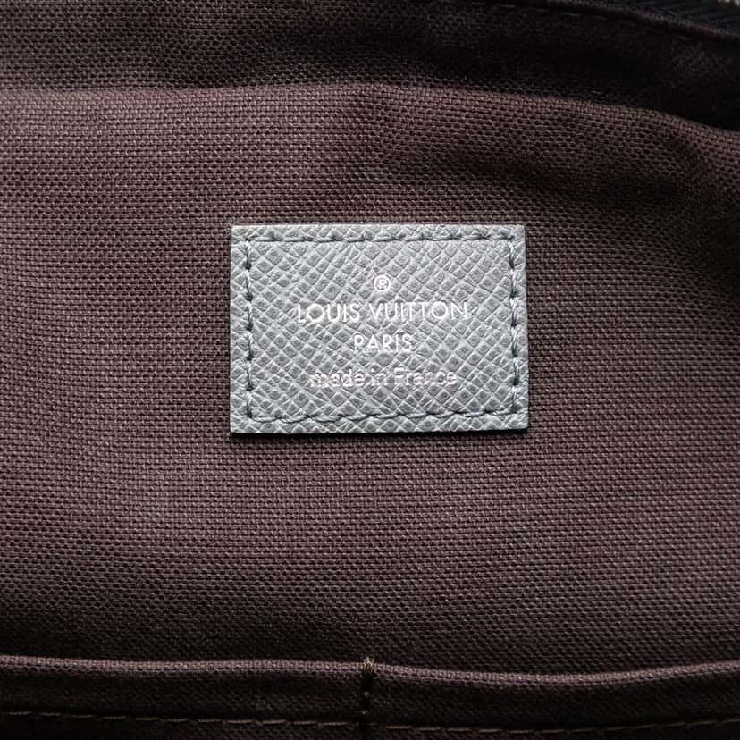 Louis Vuitton Taiga Porte Documents Business MM Grey Leather Very good condition - Box View