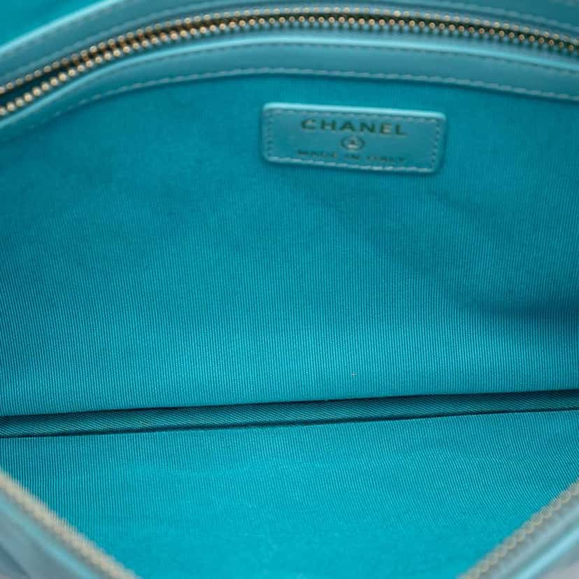 Chanel Medium Quilted Lambskin O Case Clutch Blue Leather Very good condition - Model View