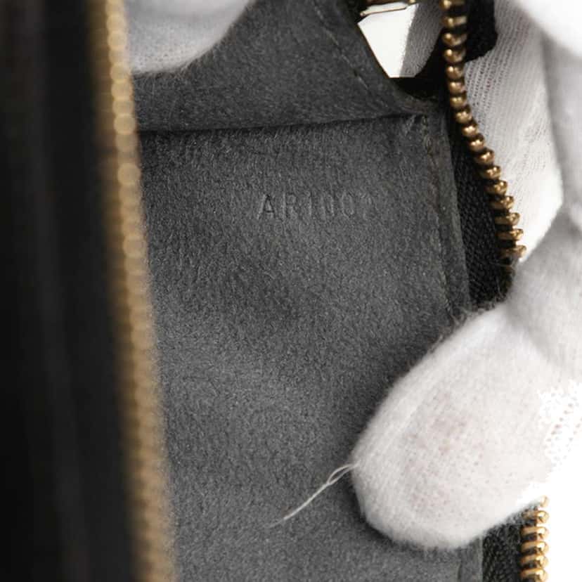 Louis Vuitton Epi Pochette Accessoires Black Leather Very good condition - Box View