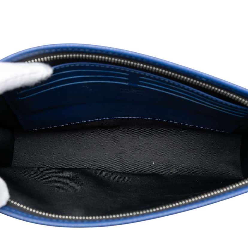 Louis Vuitton Taiga Pochette Voyage MM Blue Leather Very good condition - Model View