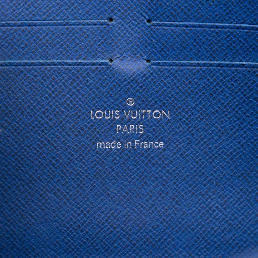 Louis Vuitton Taiga Pochette Voyage MM Blue Leather Very good condition - Box View