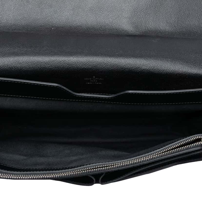 Louis Vuitton Taiga Laguito Black Leather Very good condition - Model View