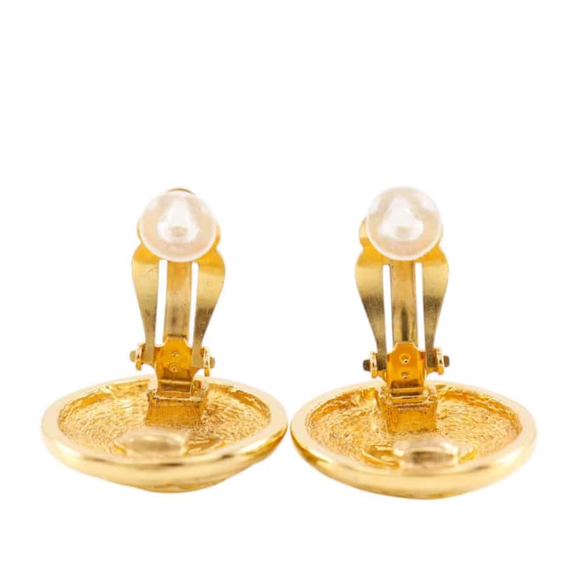 Chanel CC Gold Plated Quilted Round Clip On Earrings Gold Metal Very good condition - Model View