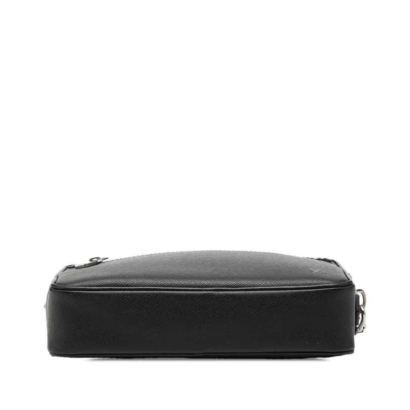 Louis Vuitton Taiga Pochette Kasai Black Leather Very good condition - Inside View