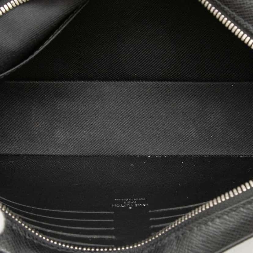Louis Vuitton Taiga Pochette Kasai Black Leather Very good condition - Model View