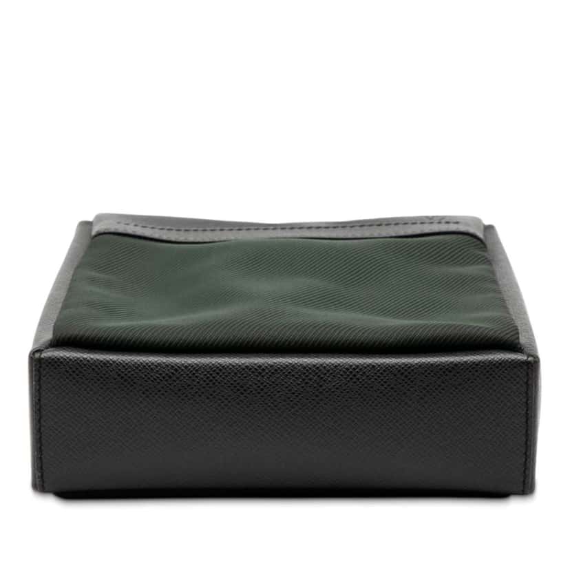 Louis Vuitton Taiga Sayan Green Leather Very good condition - Inside View