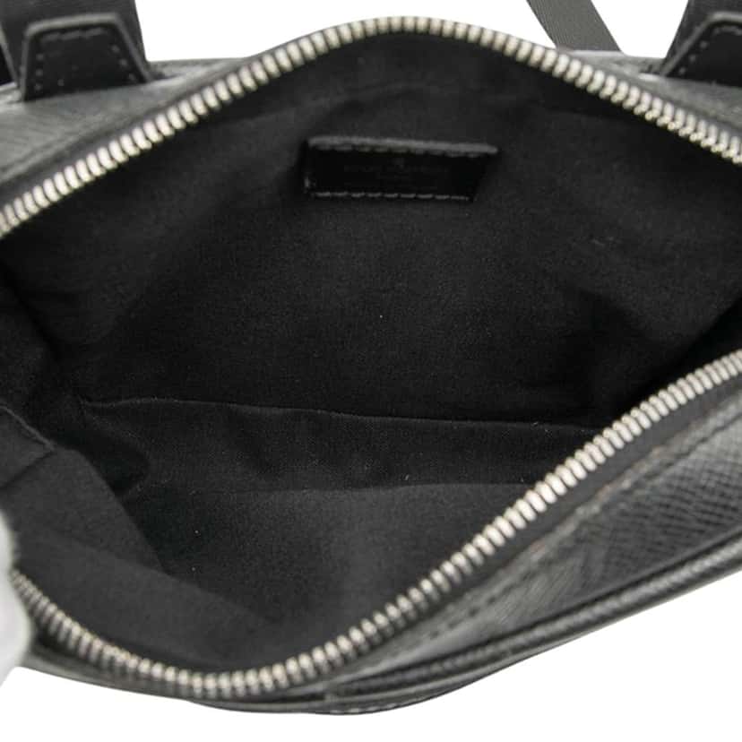 Louis Vuitton Taiga Sayan Green Leather Very good condition - Model View