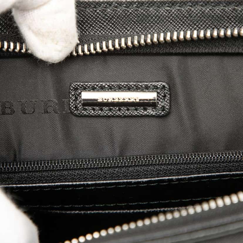 Burberry Leather Clutch Black Leather Very good condition - Box View