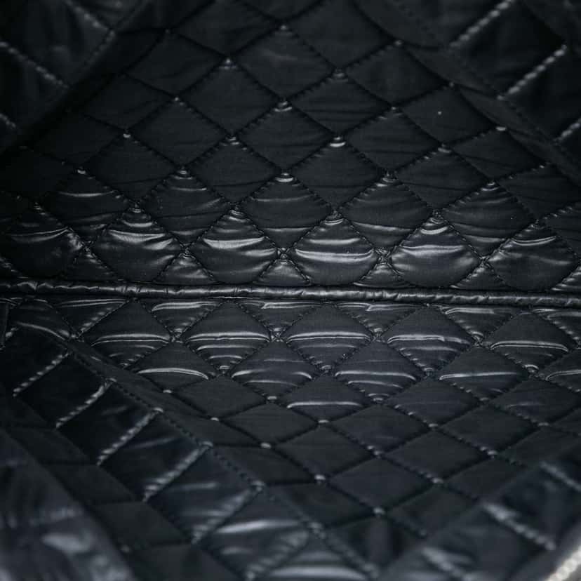 Chanel Large Quilted Patent O Case Clutch Black Leather Very good condition - Model View