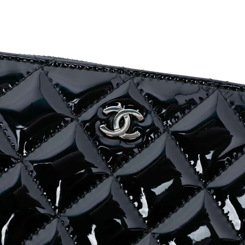 Chanel Large Quilted Patent O Case Clutch Black Leather Very good condition - Box View