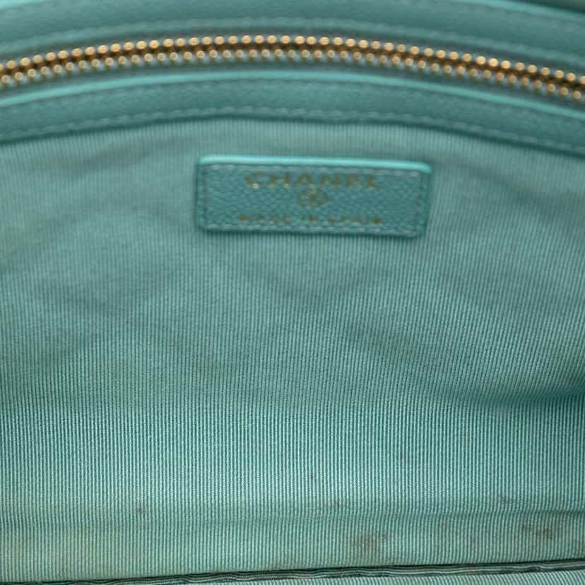 Chanel Medium Quilted Caviar O Case Clutch Blue Leather Very good condition - Model View