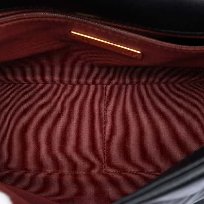 Chanel Medium Lambskin 19 Flap Black Leather Very good condition - Model View