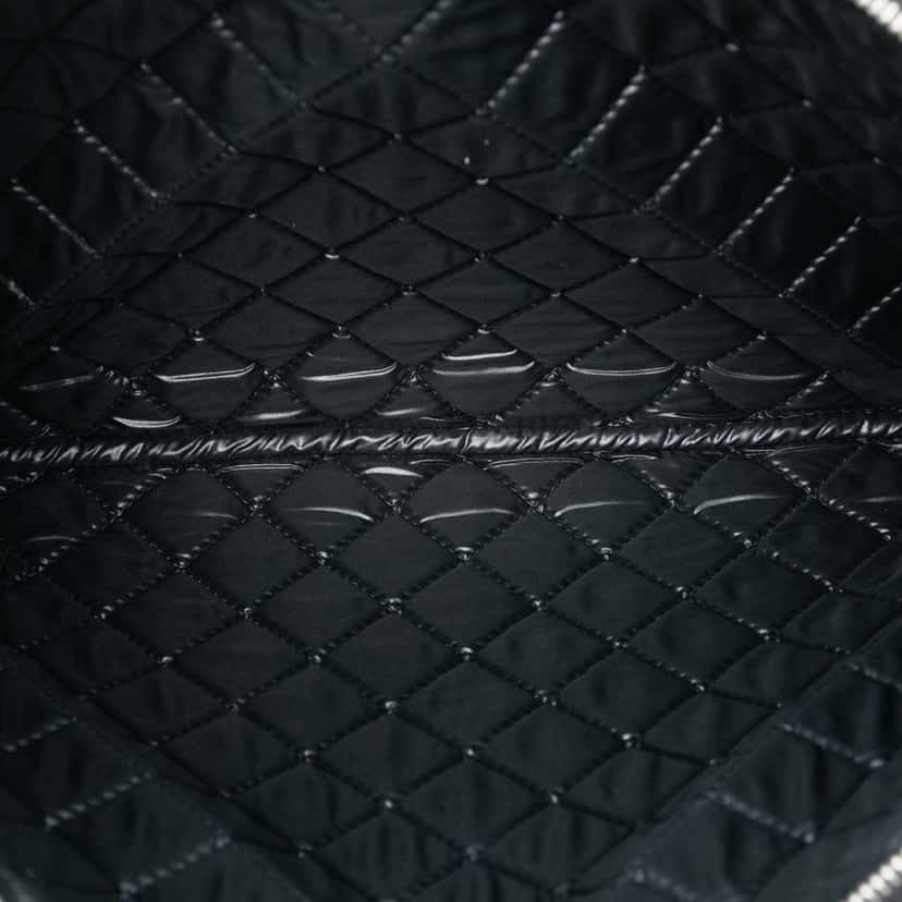 Chanel Large Quilted Patent O Case Clutch Black Leather Very good condition - Model View