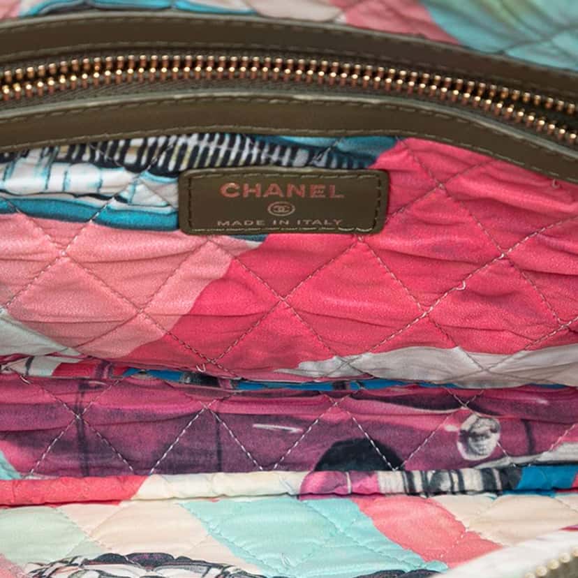 Chanel Medium Quilted Lambskin O Case Clutch Green Leather Very good condition - Model View