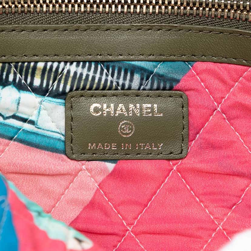 Chanel Medium Quilted Lambskin O Case Clutch Green Leather Very good condition - Box View