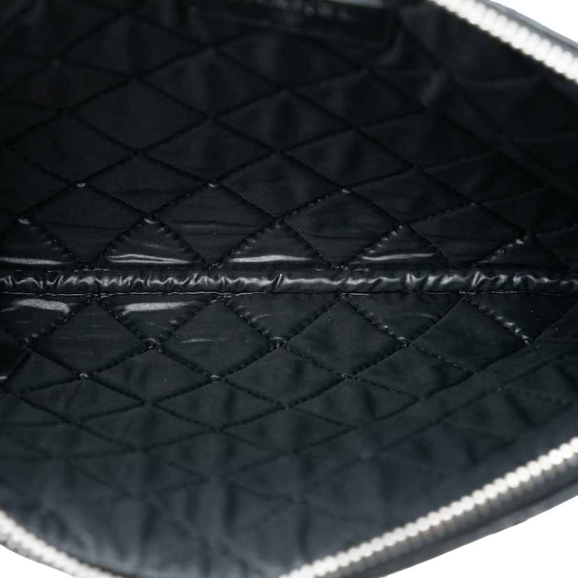 Chanel Small Quilted Patent O Case Clutch Black Leather Very good condition - Model View