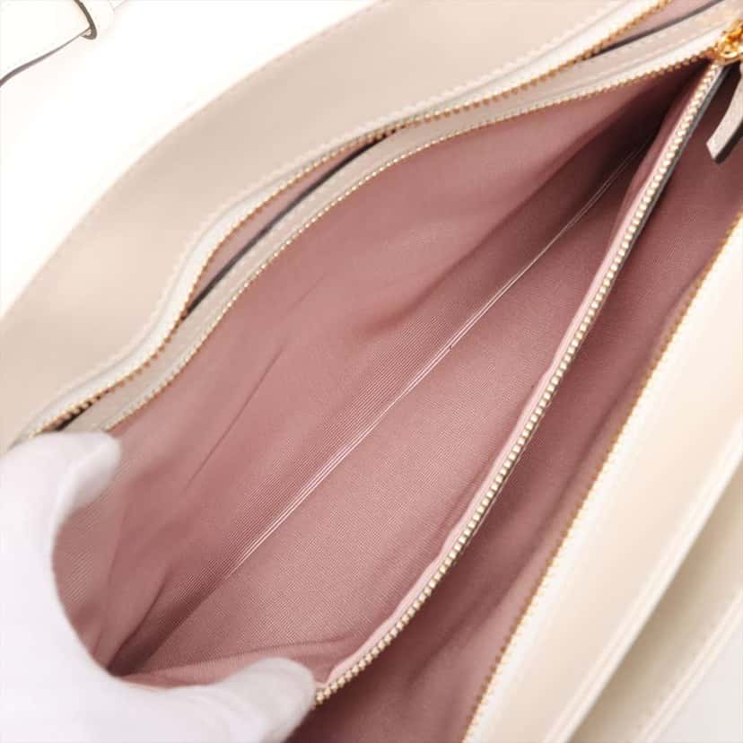 Gucci Large Leather Arli Shoulder Bag White Leather Very good condition - Model View