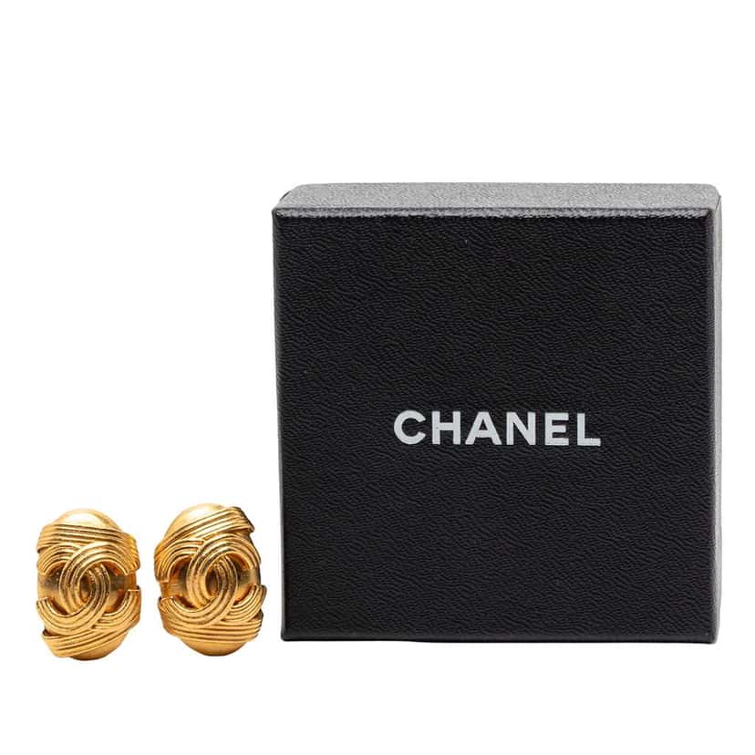 Chanel CC Oval Clip On Earrings Gold Metal Very good condition - Model View