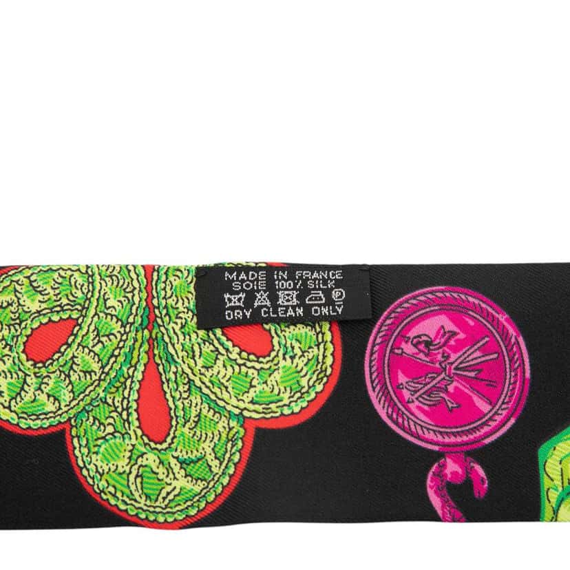 Hermès Epaulettes de Gala Silk Twilly Scarf Black Silk Never worn - Model View