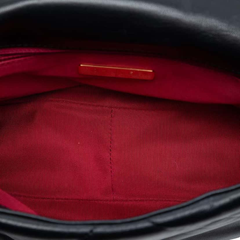 Chanel Medium Lambskin 19 Flap Black Leather Very good condition - Model View