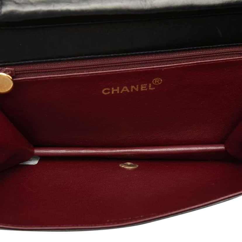 Chanel Medium Quilted Lambskin Full Flap Black Leather Very good condition - Model View