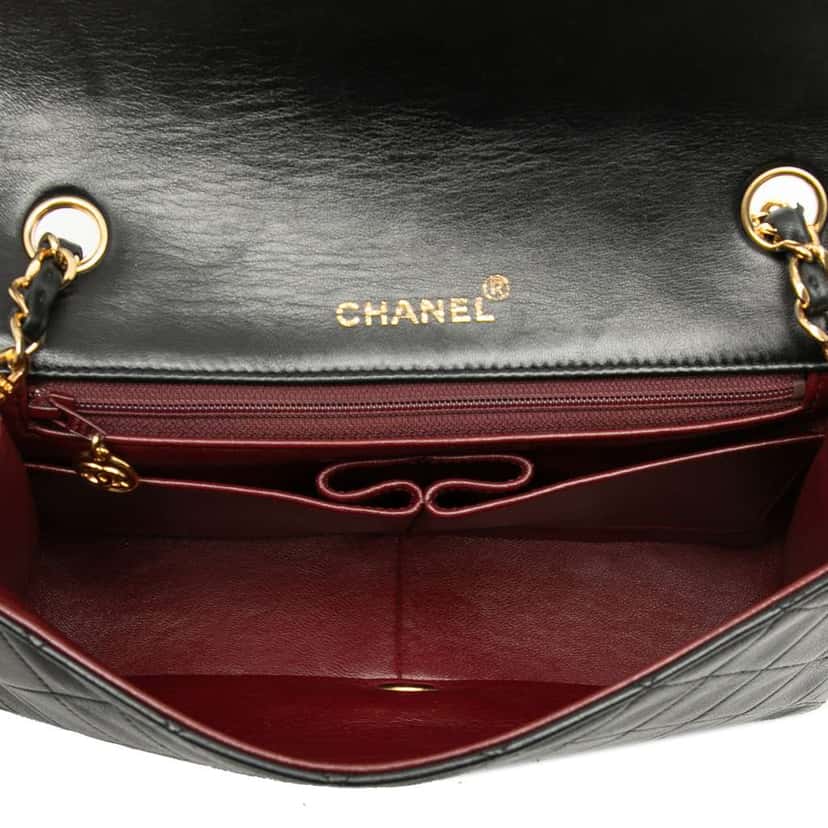 Chanel CC Quilted Lambskin Full Flap Black Leather Very good condition - Model View