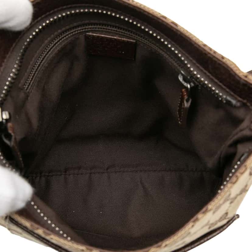 Gucci GG Canvas Crossbody Beige Canvas Very good condition - Model View