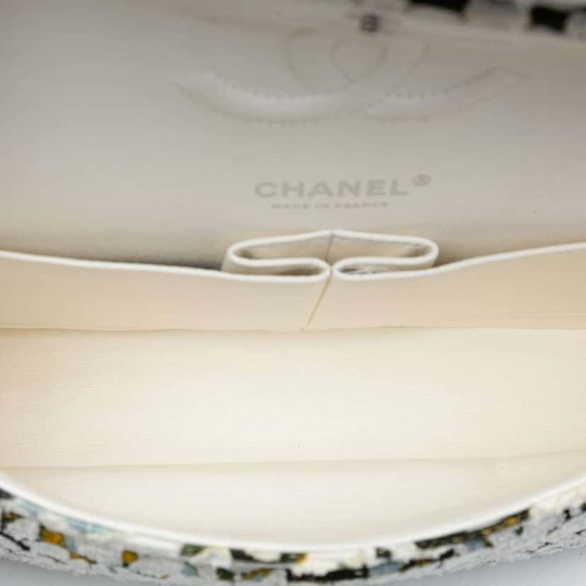 Chanel Medium Classic Chevron Tweed Floral Double Flap White Tweed Very good condition - Model View