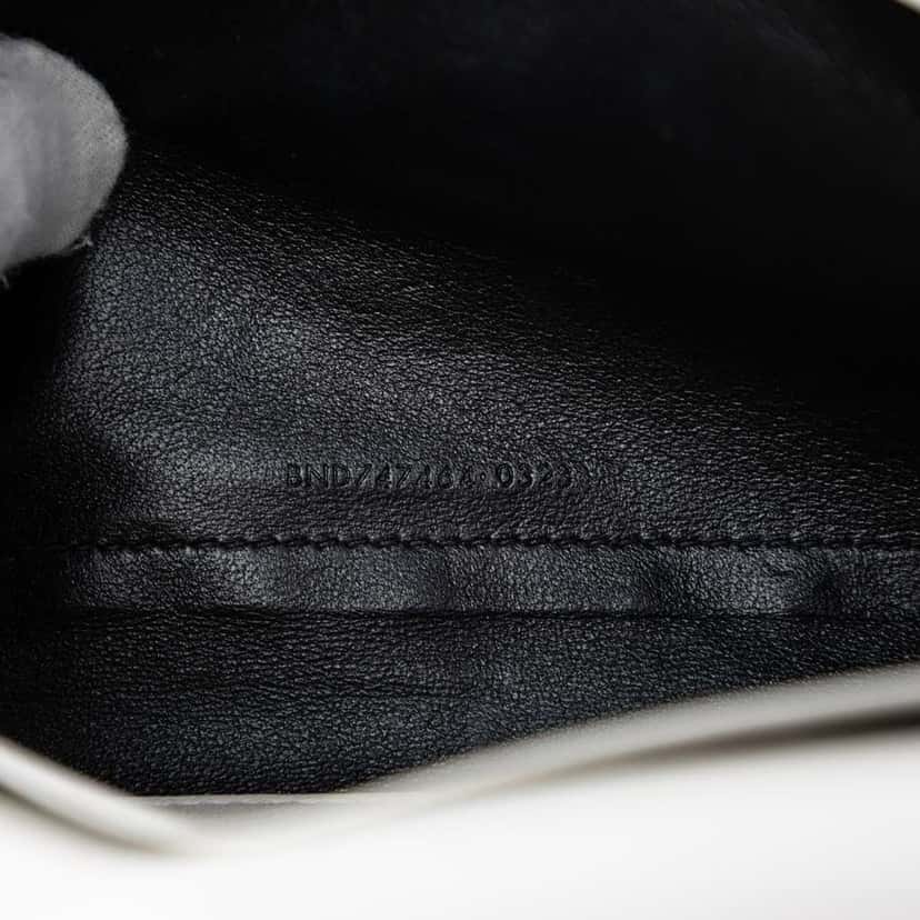 Saint Laurent Lizard Embossed Patent Cassandre Wallet On Chain White Leather Very good condition - Model View