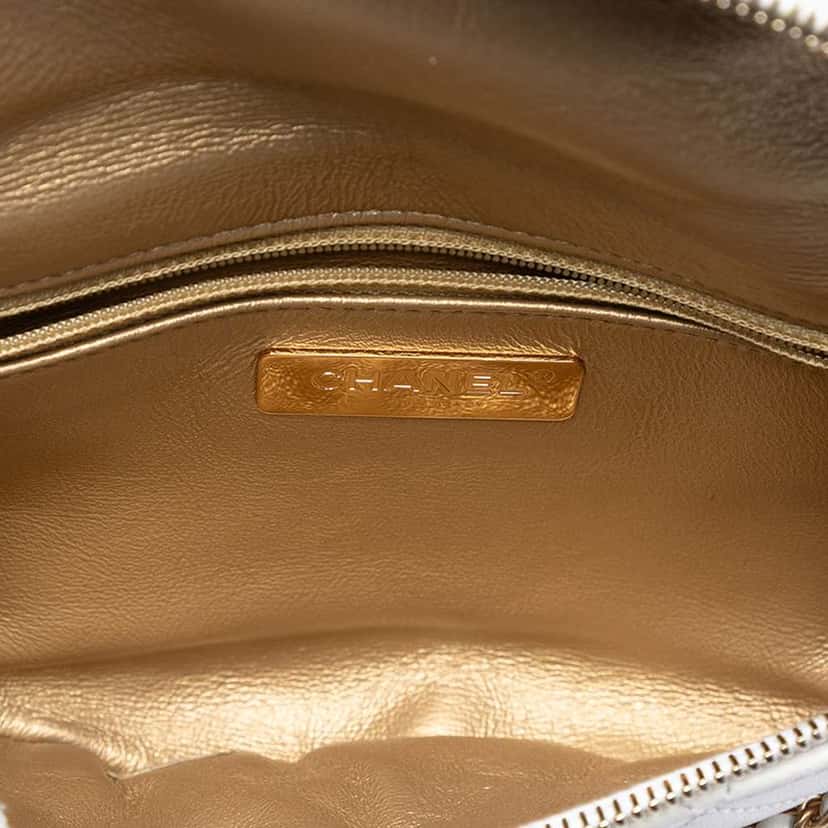 Chanel Quilted Lambskin All About Chains Waist Bag White Leather Very good condition - Model View