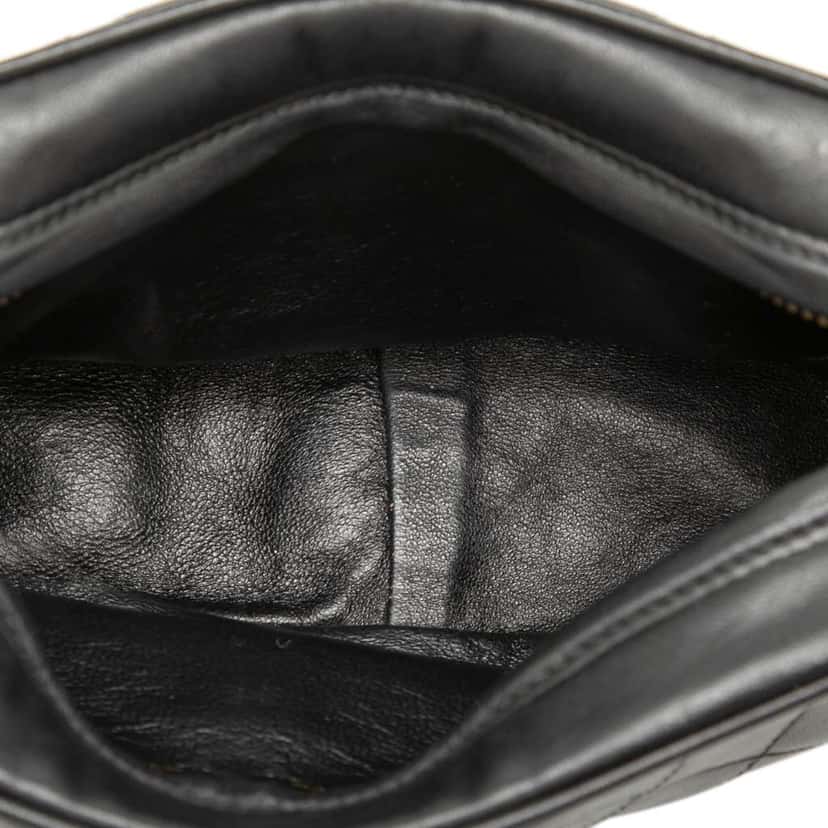 Chanel CC Quilted Lambskin Tassel Camera Bag Black Leather Very good condition - Model View