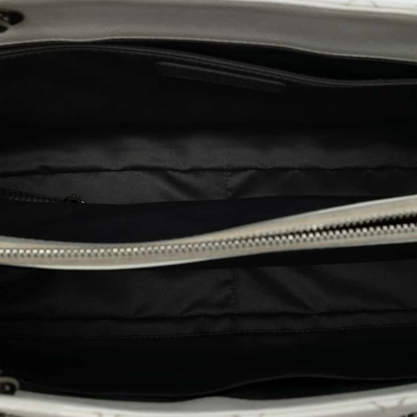 Chanel Caviar Grand Shopping Tote White Leather Very good condition - Model View