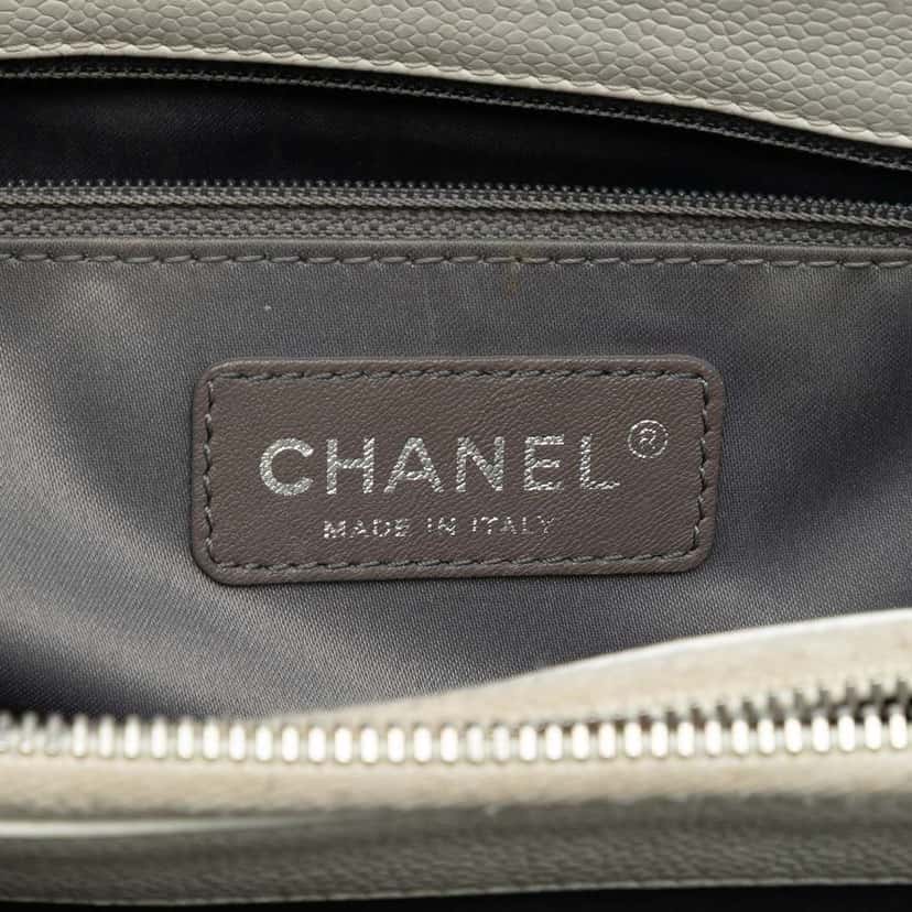 Chanel Caviar Grand Shopping Tote White Leather Very good condition - Box View