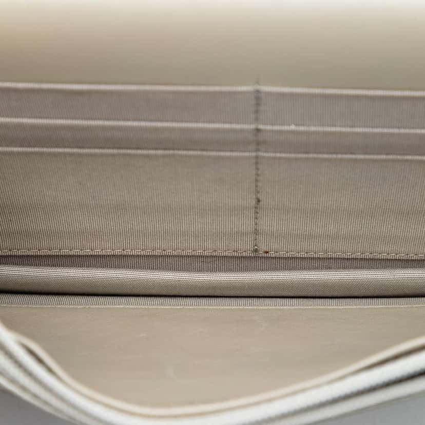 Chanel CC Caviar Sevruga Wallet On Chain White Leather Very good condition - Model View