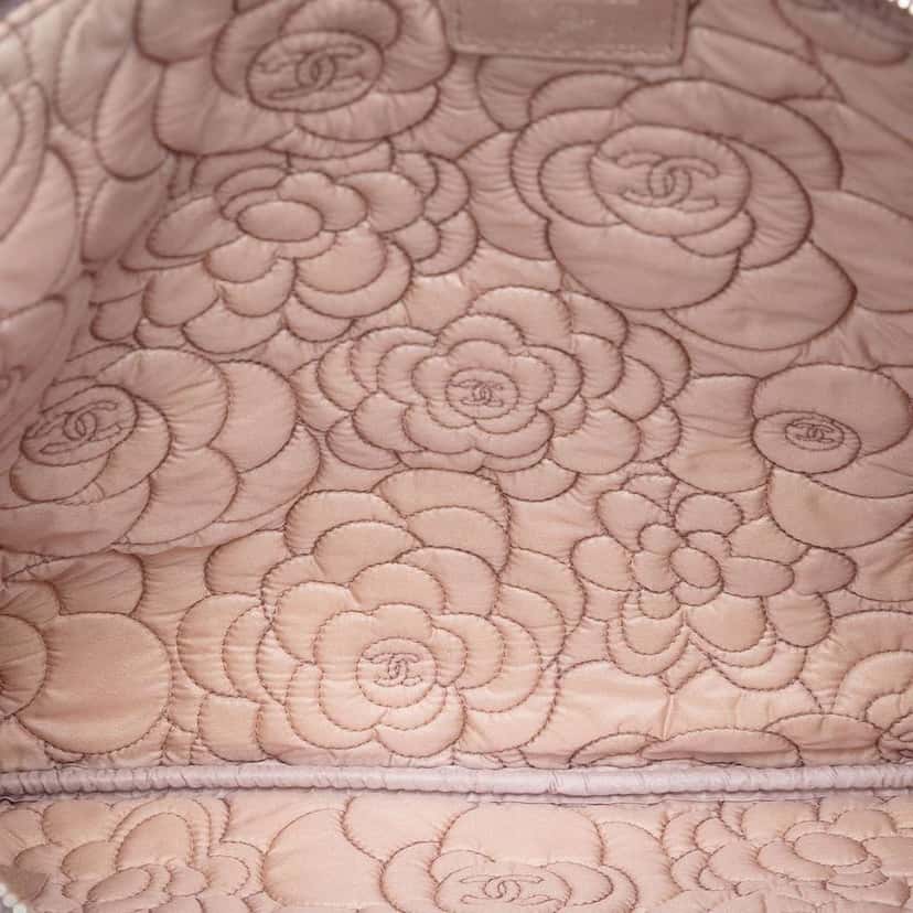 Chanel Large CC Embossed Metallic Lambskin Camellia O Case Clutch Pink Leather Very good condition - Model View