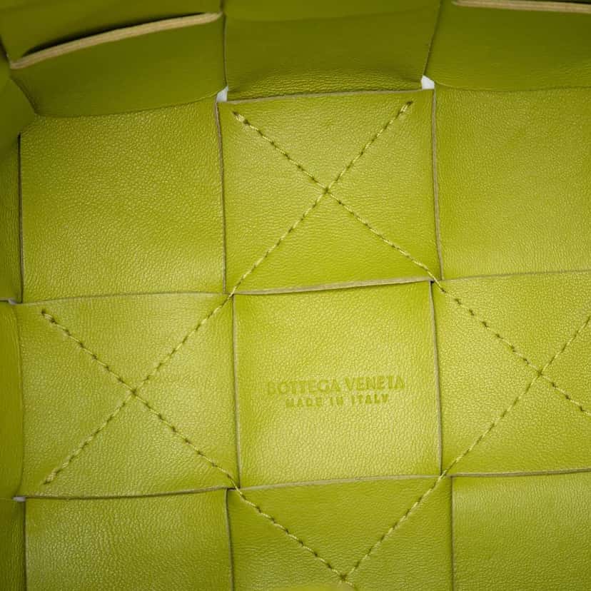 Bottega Veneta Small Nappa Maxi Intrecciato Cassette Bucket Bag Green Leather Very good condition - Model View