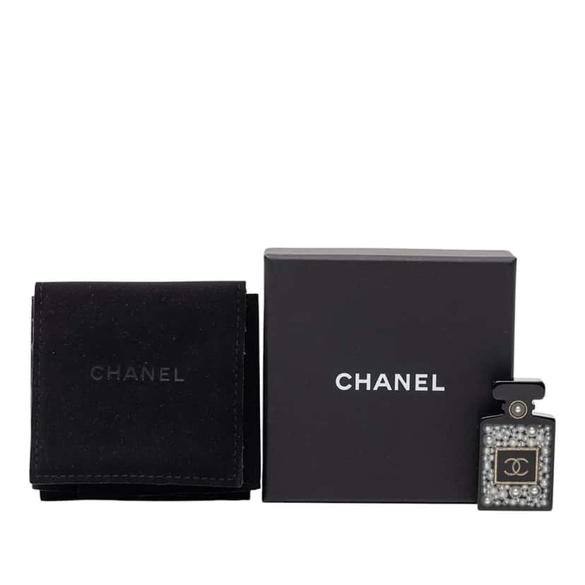 Chanel CC Resin and Faux Pearl Perfume Bottle Pin Brooch Black Very good condition - Model View