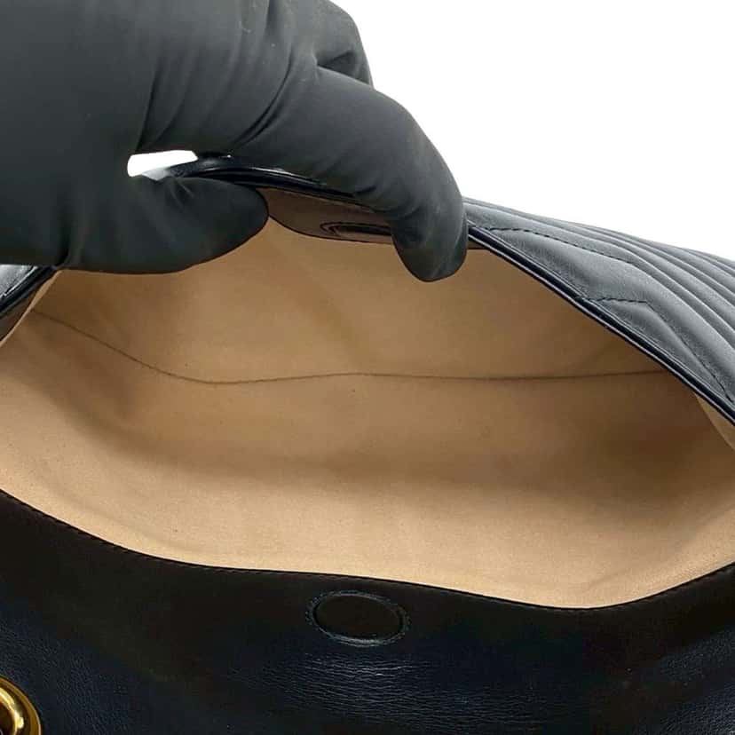 Gucci Medium GG Marmont Matelasse Leather Chain Shoulder Bag Black Leather Very good condition - Model View