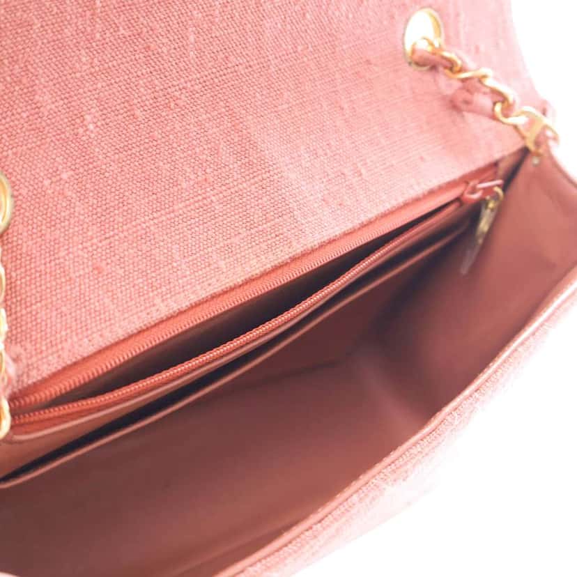 Chanel Medium Jersey Diana Flap Pink Cotton Very good condition - Model View