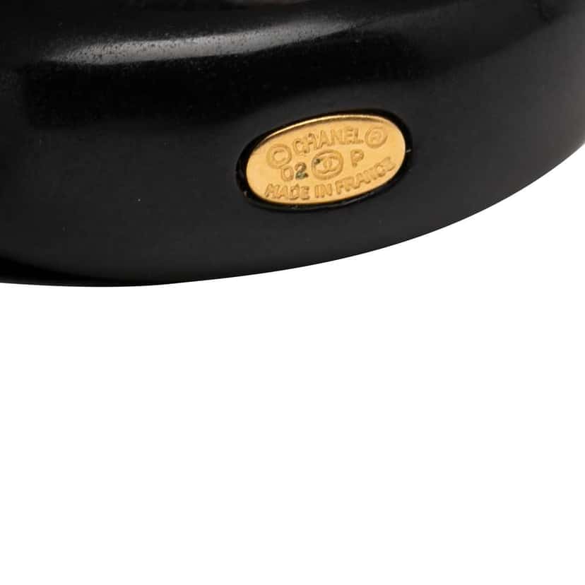 Chanel Resin and Gold Tone CC Logo Camellia Ring Black Very good condition - Model View