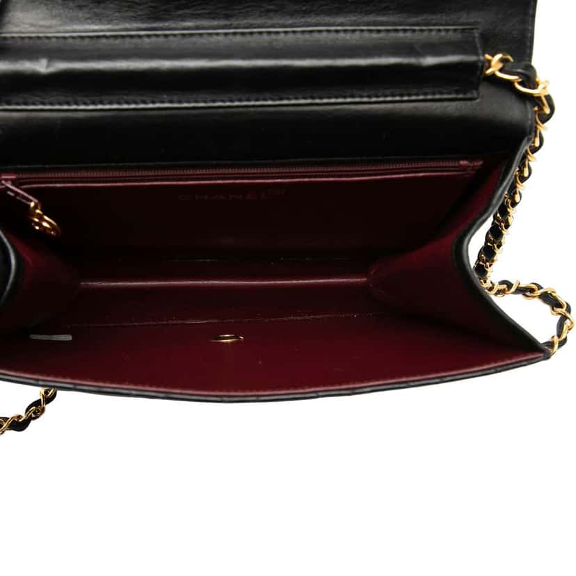 Chanel Small CC Quilted Lambskin Single Flap Black Leather Very good condition - Model View