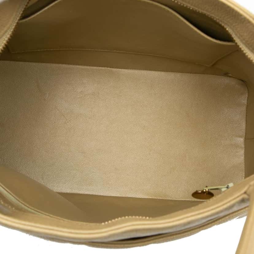 Chanel Caviar Medallion Tote Beige Leather Very good condition - Model View