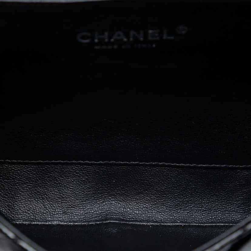 Chanel CC Quilted Patent Clutch With Chain Black Leather Very good condition - Model View