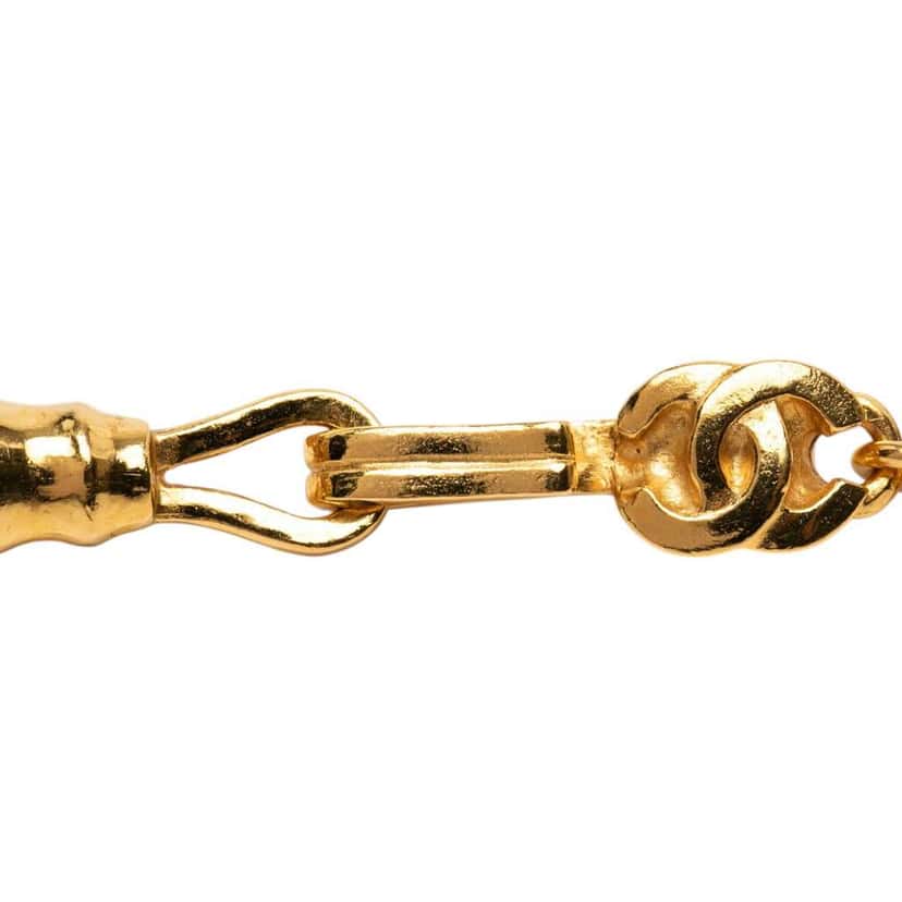 Chanel CC Gold Plated and Enamel Round Pendant Necklace Green Very good condition - Model View