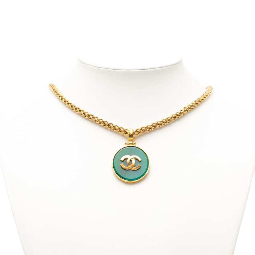 Chanel CC Gold Plated and Enamel Round Pendant Necklace Green Very good condition - Box View
