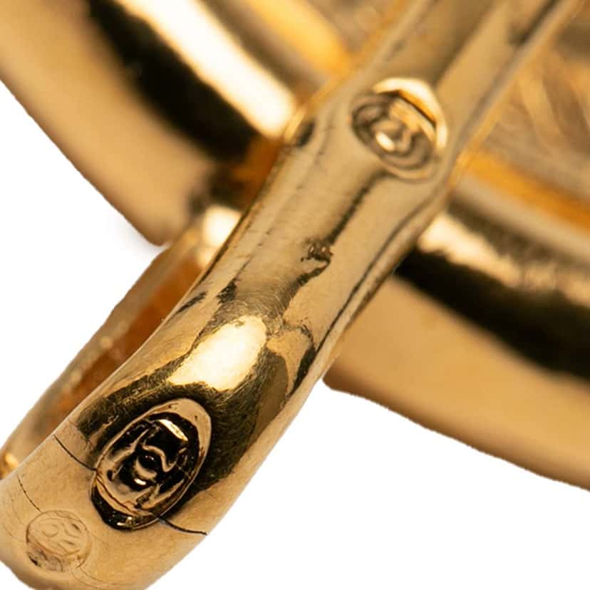 Chanel Gold Plated CC Medallion Triple Chain Belt Gold Metal Very good condition - Model View